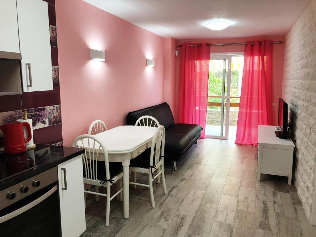 Lovely 1-bedroom apartment with a big terrace, Las Americas, Tenerife - 2