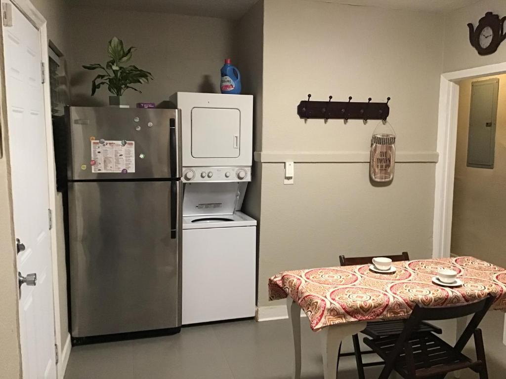 Modern 3/1 house close to Beaches and Midtown photo
