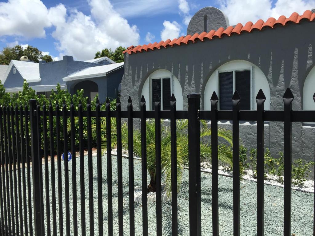 Modern 3/1 house close to Beaches and Midtown photo