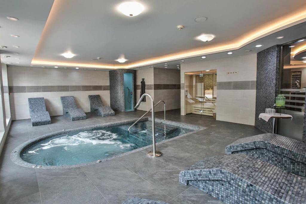 Frensham Pond Country House Hotel 외관