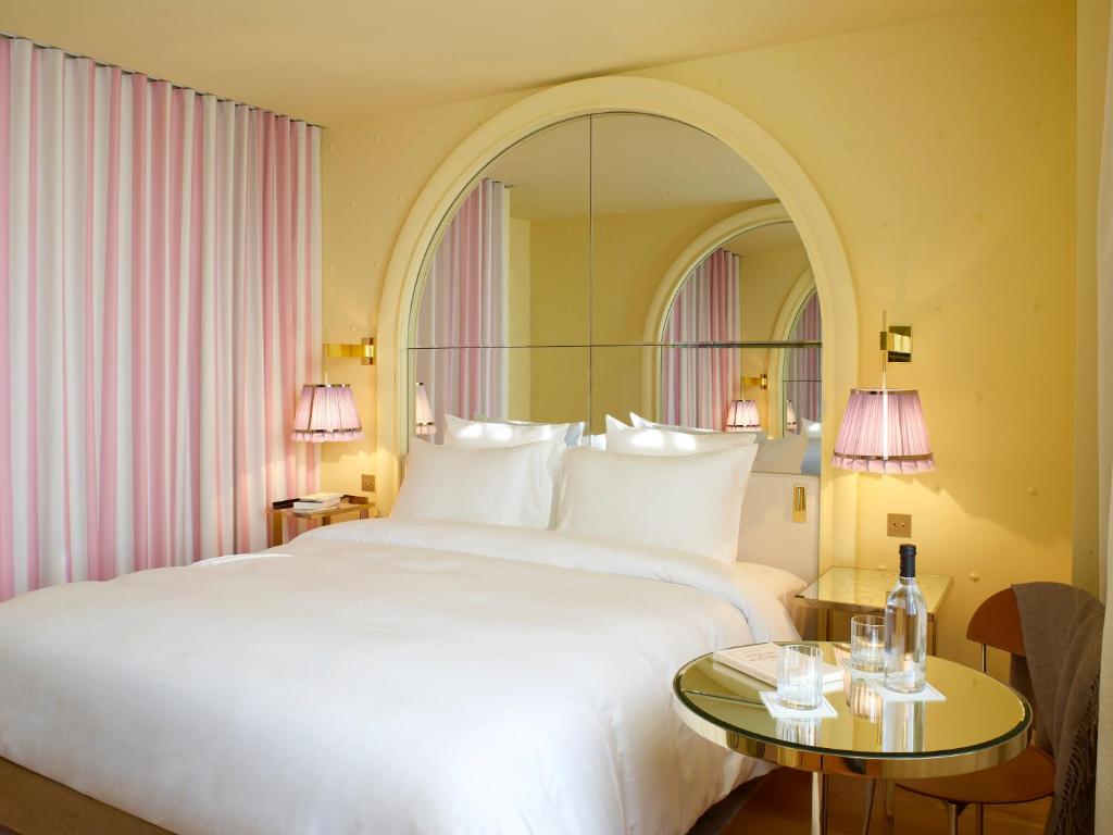 Hotel Room 5