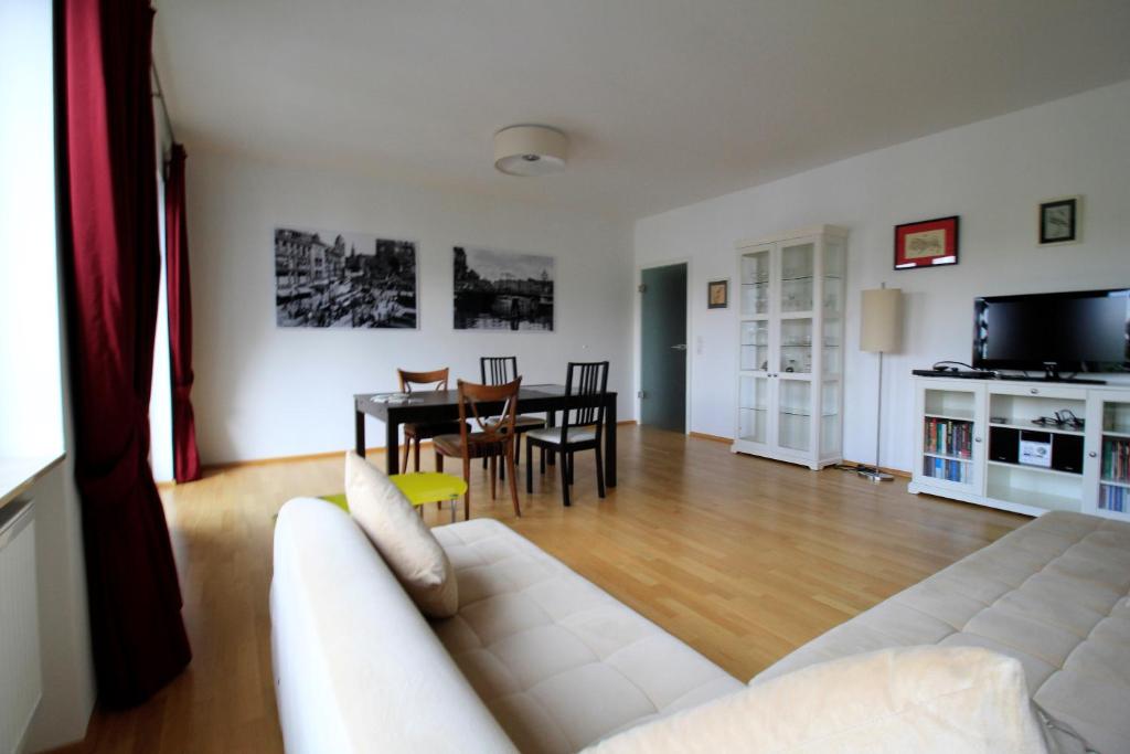 Luxury city apartment - view of river and castle - 5
