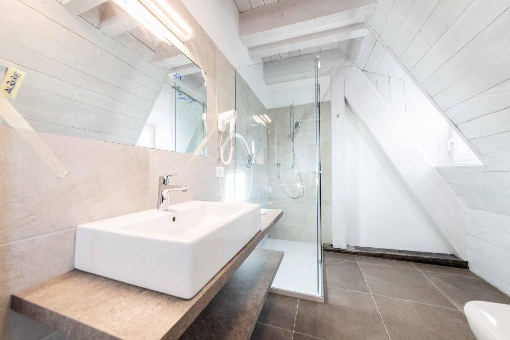 Stay COOPER l Guesthouse zum Lowen photo