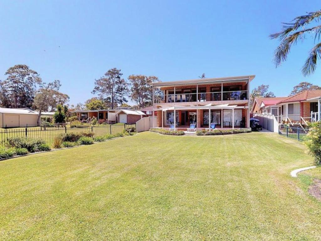 Exterior view, Paradise Beach Apartments in Jervis Bay