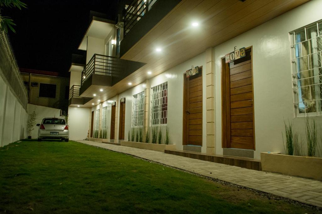 Mailz Haven Door B- Modern 3BR Apartment Near SM photo