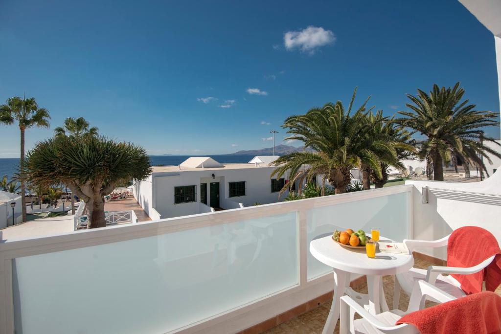 Rocas Blancas Apartments — Hotel building in Puerto del Carmen, Canary Islands
