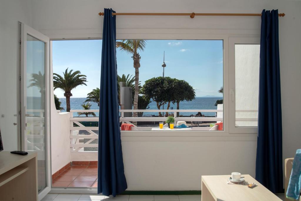 Rocas Blancas Apartments — Hotel rooms in Puerto del Carmen, Canary Islands