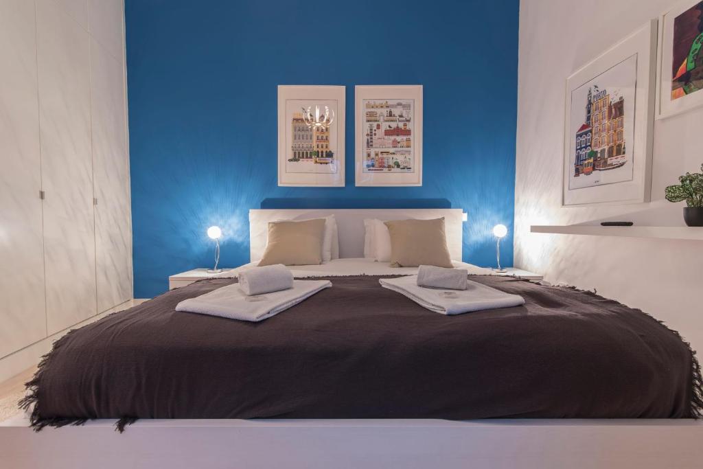 LovelyStay - 3 Bedroom Downtown Wonderwall — Hotel in Lisbon