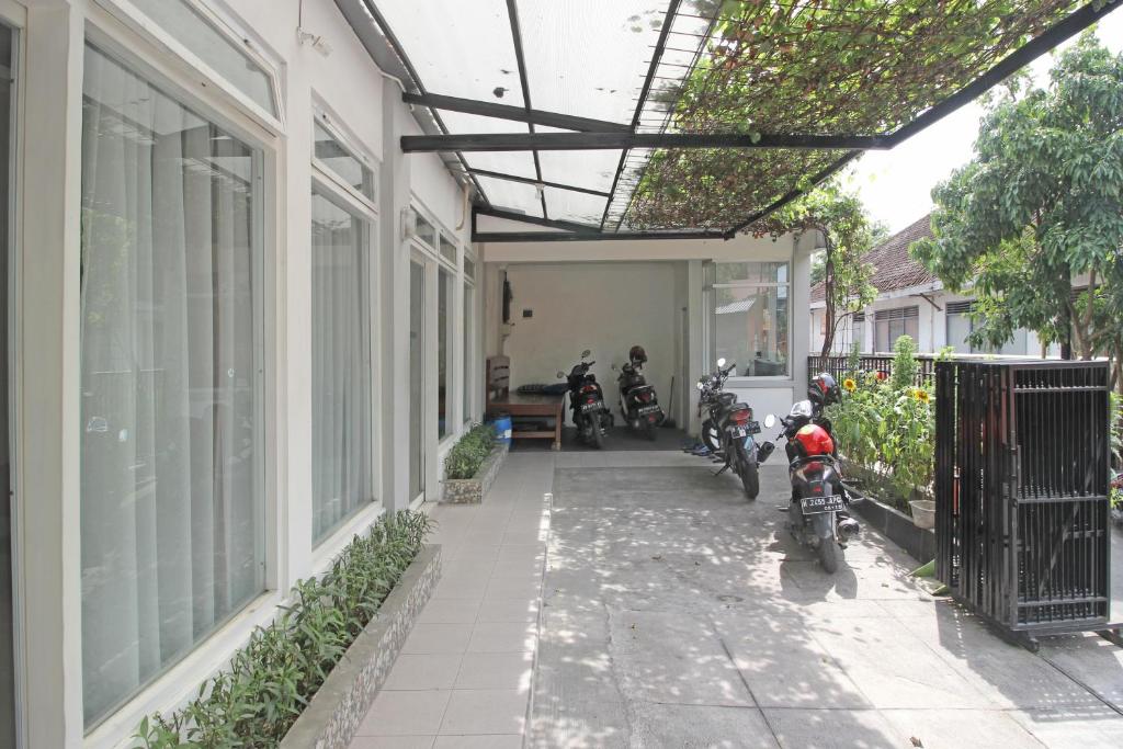 RedDoorz near Solo Balapan Station photo