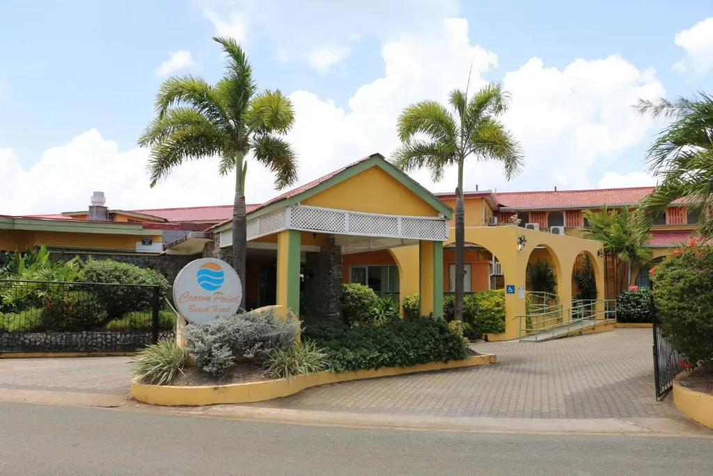 Crown Point Beach Hotel，位于克朗角的酒店