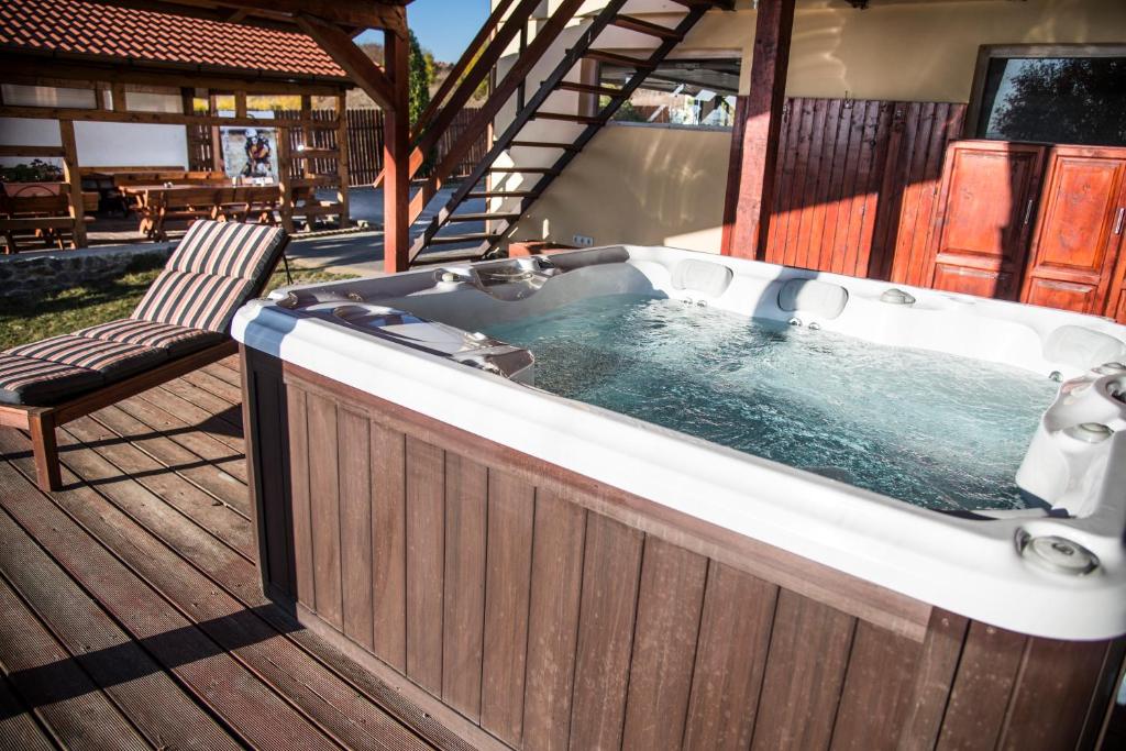 Hot tub, Pensiunea Carmen - Bikers Friendly Nest in Sibiu