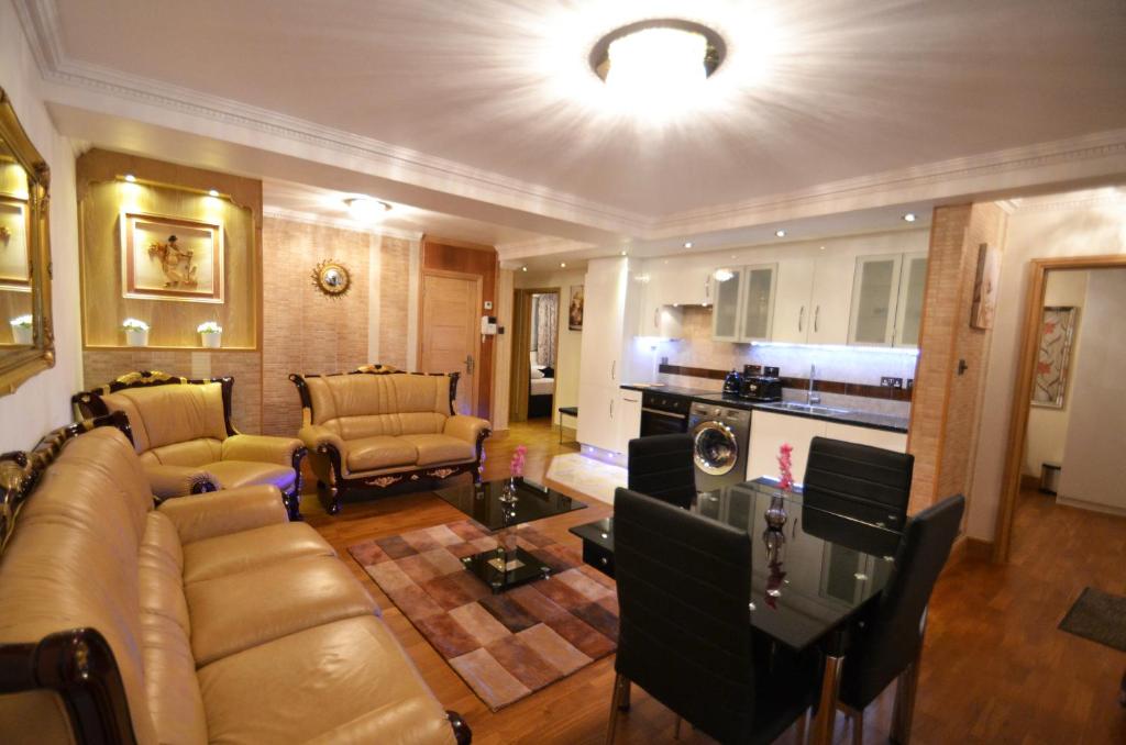 ไฮด์ พาร์ค สวีทส์ (Hyde Park Suites)