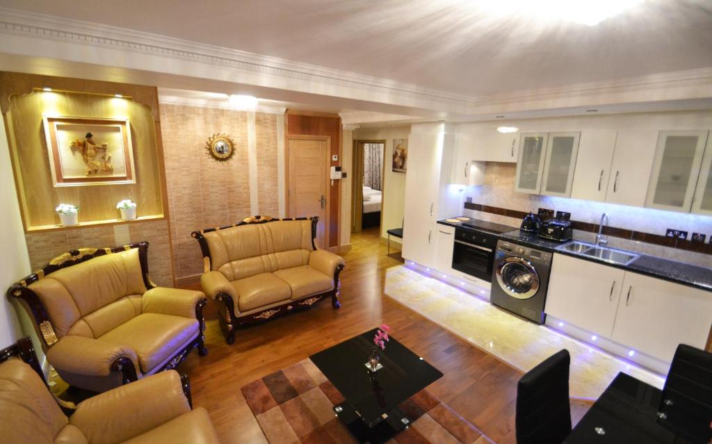 ไฮด์ พาร์ค สวีทส์ (Hyde Park Suites)