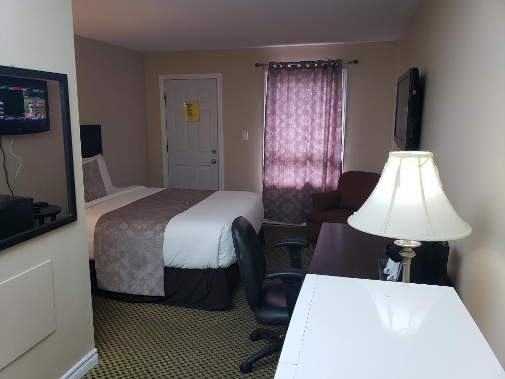 Regency Inn & Suites photo