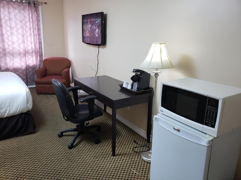 Regency Inn & Suites photo
