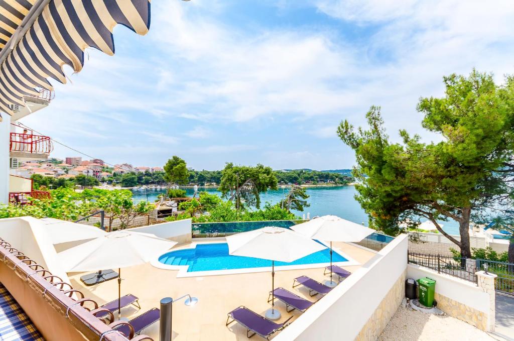 Apartments Edita — Hotel in Trogir