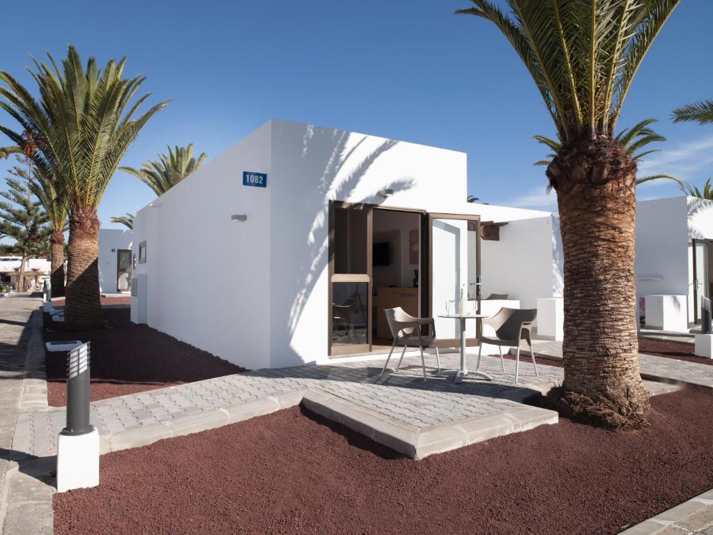 HL Rio Playa Blanca — Hotel building in Playa Blanca, Canary Islands