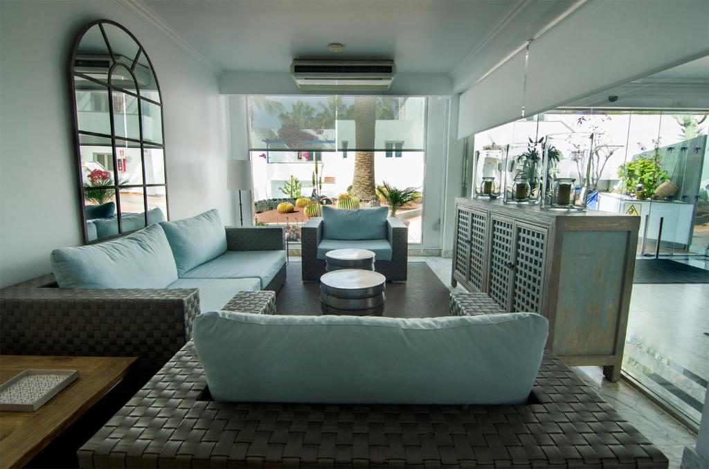 Apartamentos Parque Tropical en Lanzarote — Hotel building in Puerto del Carmen, Canary Islands