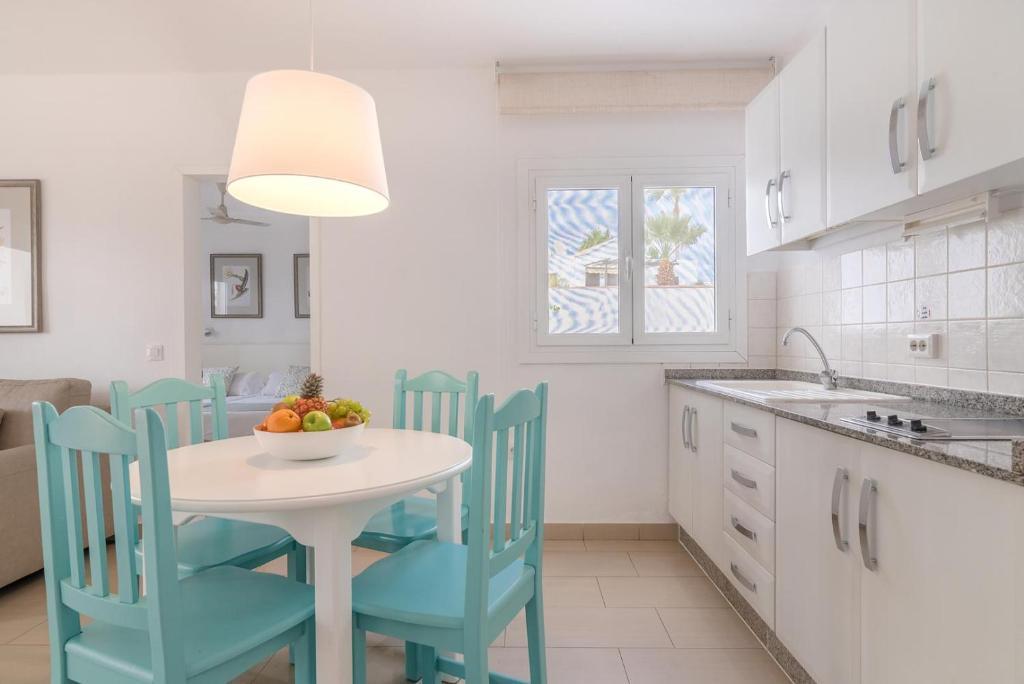 Apartamentos Parque Tropical en Lanzarote — Hotel rooms in Puerto del Carmen, Canary Islands
