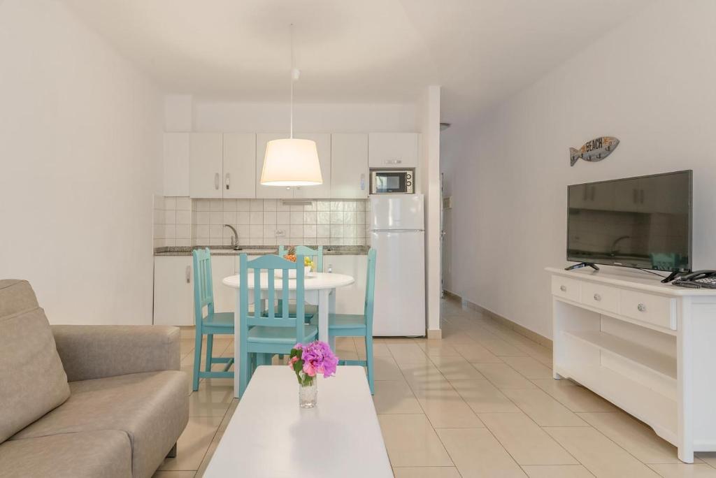 Apartamentos Parque Tropical en Lanzarote — Hotel rooms in Puerto del Carmen, Canary Islands