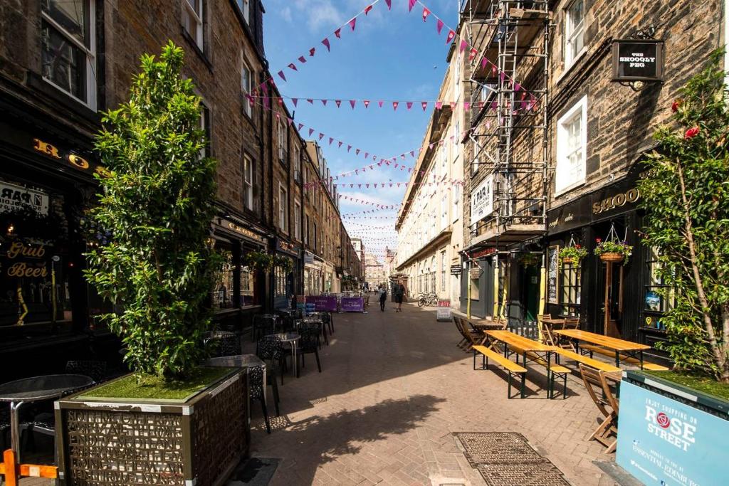 ALTIDO Great Location - Lovely Rose St Apt in City Centre photo