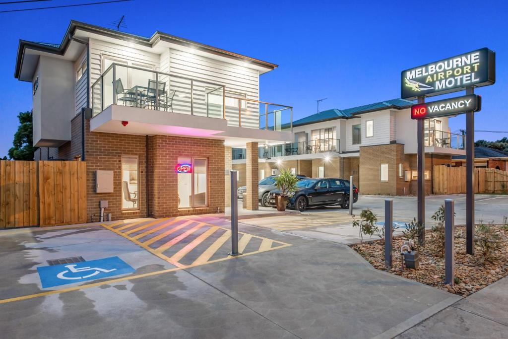 Melbourne Hotels with free airport shuttle Book at