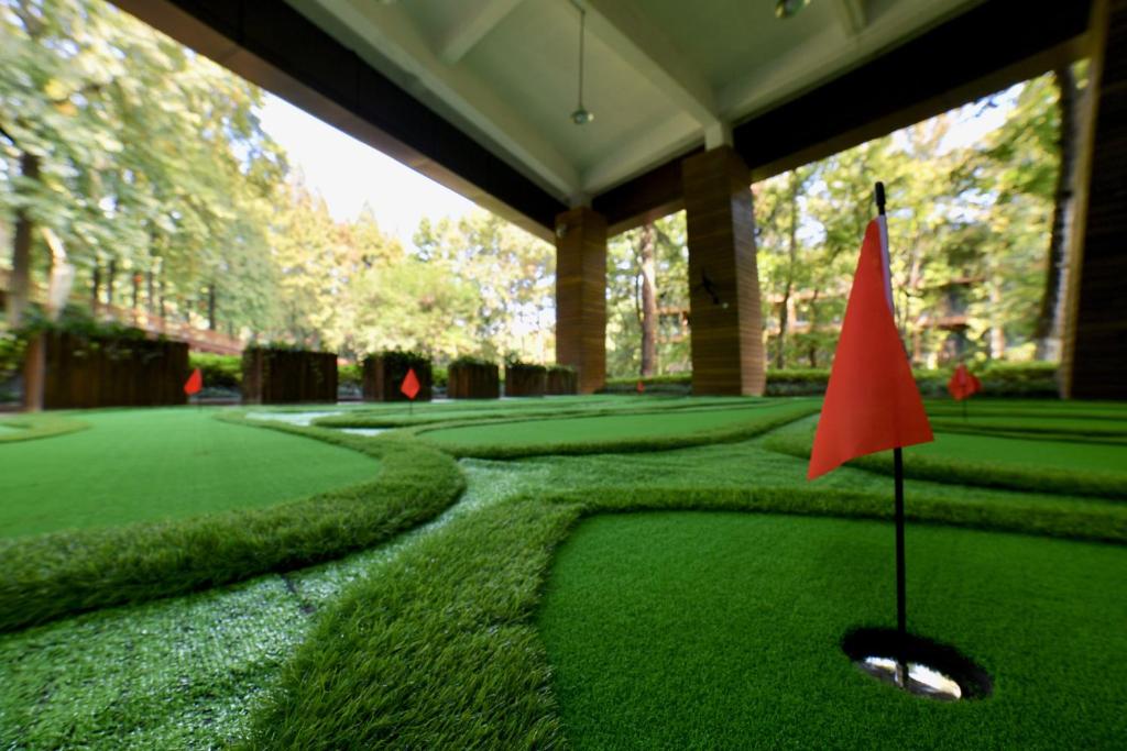 Mini golf course
