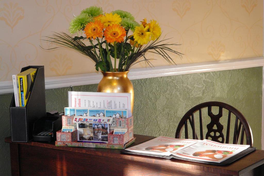 Midway House フロント・ロビー