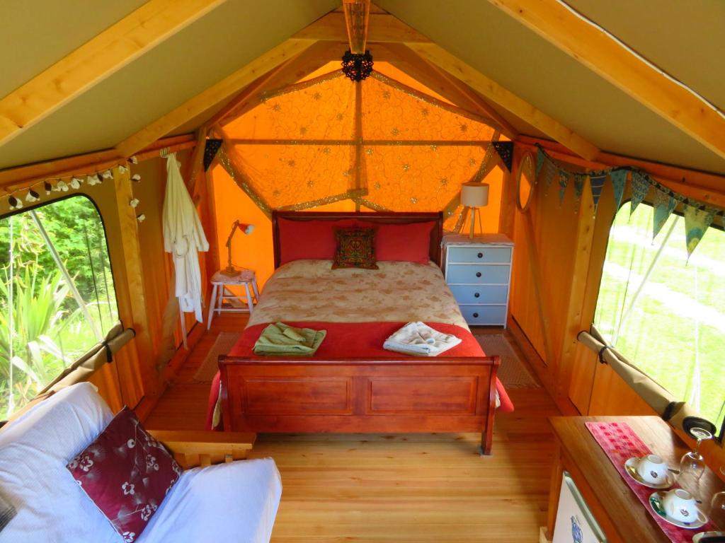 Omarama Oasis - Permaculture Glamping — Hotel in Golden Bay