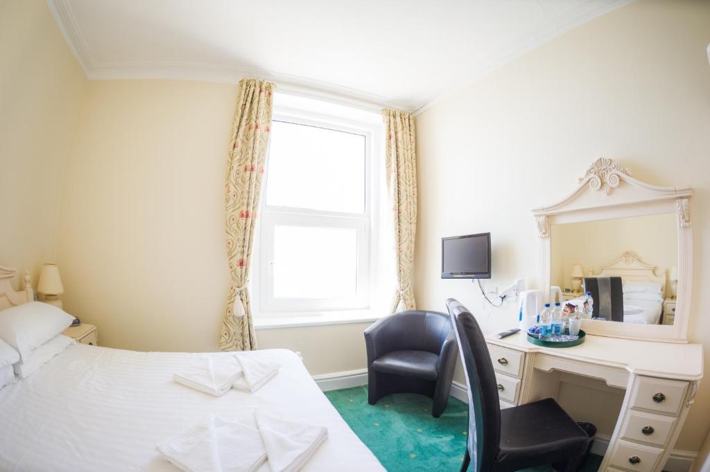 Queensbridge Hotel photo