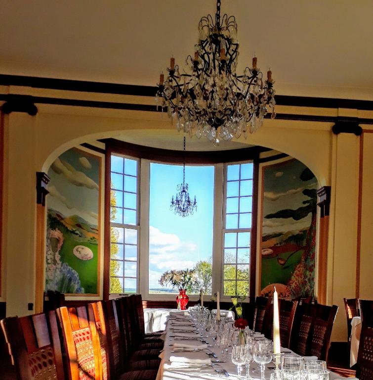 2. Chateau ..