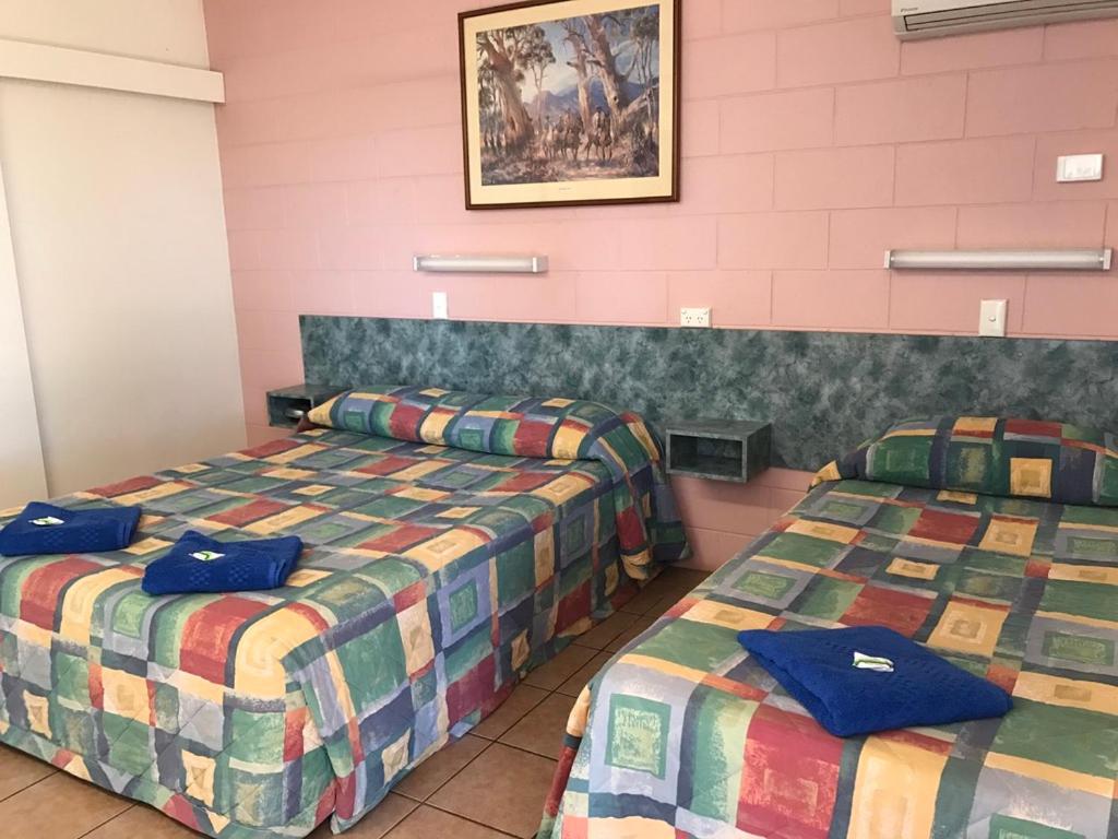 Wagon Wheel Motel photo