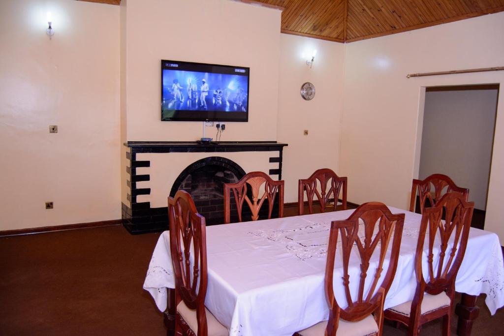 Shared lounge/TV area, Royal Guest House in Harare