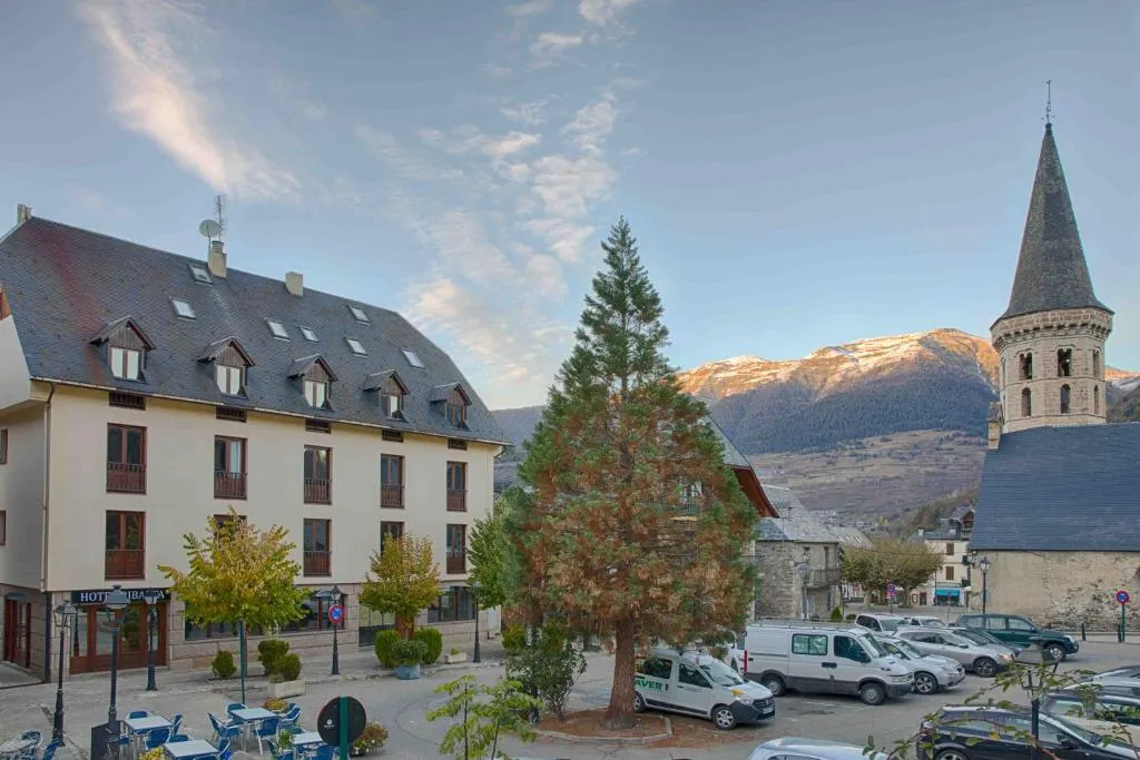 Hotel Ribaeta，位于维耶拉的酒店