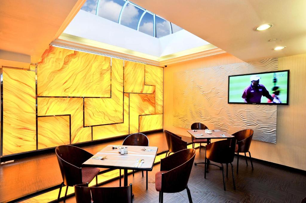 Restaurant, Oxford Hotel in Singapore