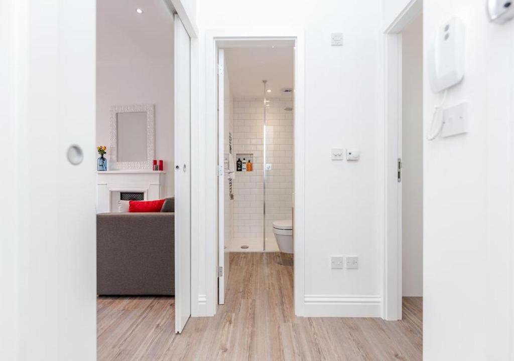 White Piccadilly Luxury Flat photo