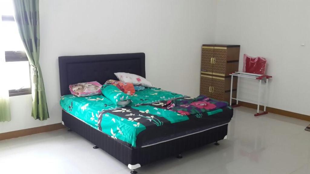 Villa 200 m² dengan 4 kamar tidur dan 3 kamar mandi pribadi di Kota Garut (Villa Dahlia)