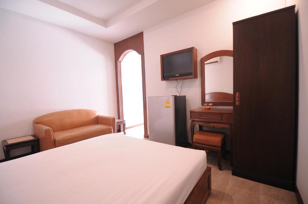 Standard Queen Room, Paradise Inn and Dining in Saraburi