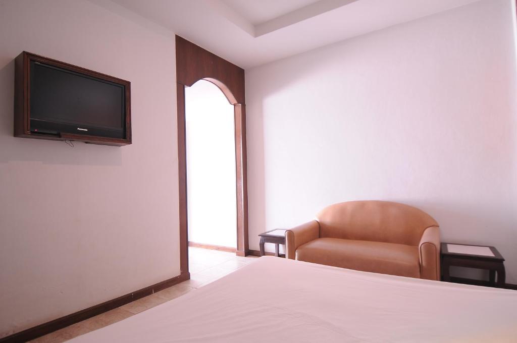 Standard Queen Room, Paradise Inn and Dining in Saraburi
