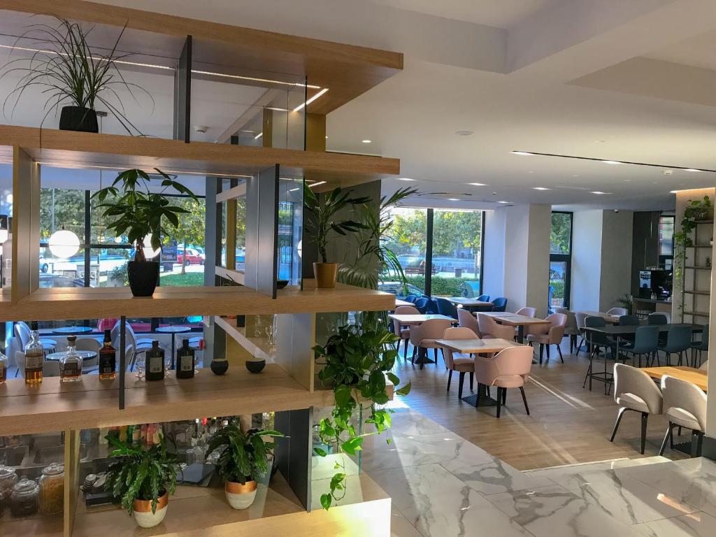 Restaurant, Hotel Park in Larisa