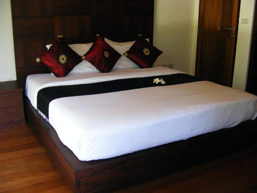 Wooden house short walk from Mae Nam beach photo
