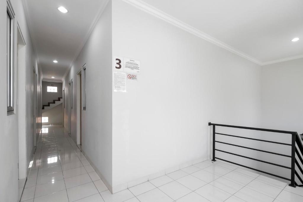 RedDoorz near Central Park Mall RedDoorz near Central Park Mall