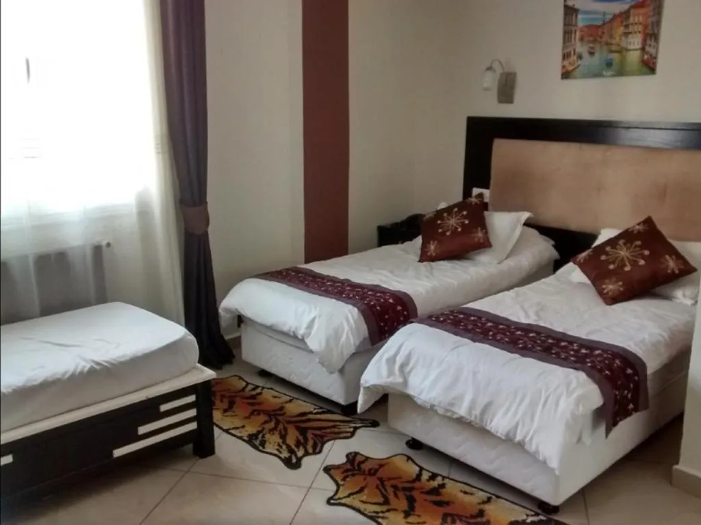 LES 2 HORLOGES, hotel in Oran