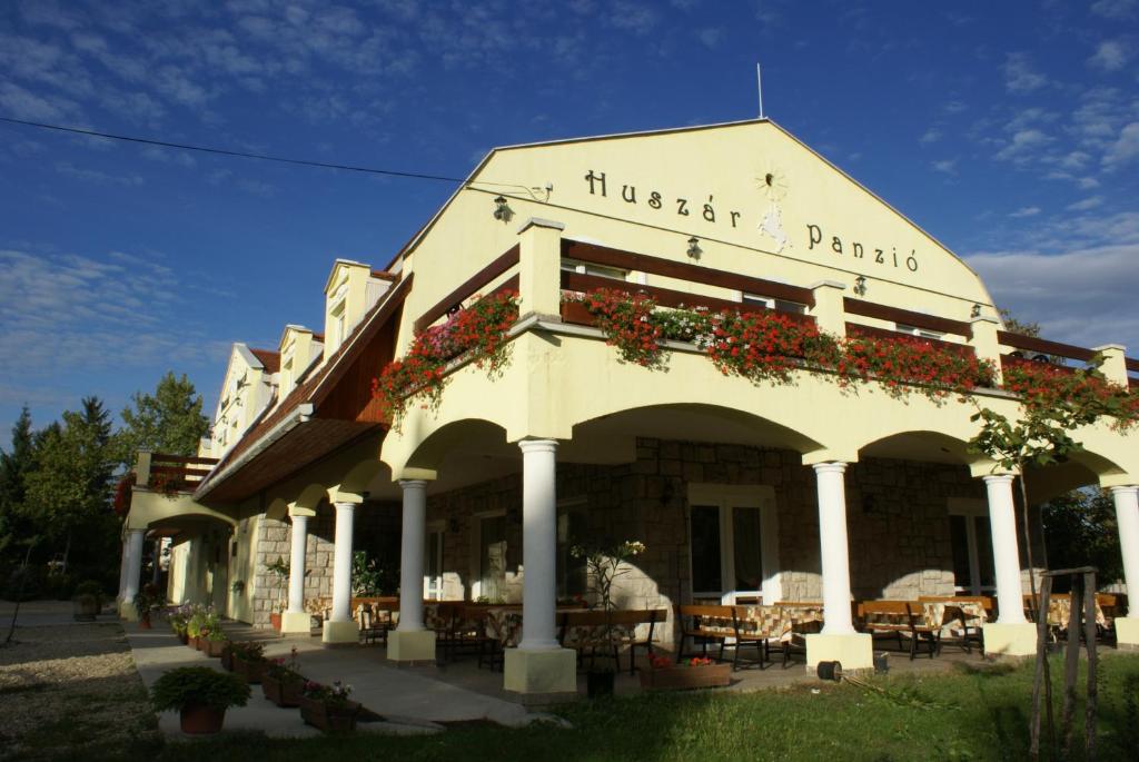 Huszar Panzio es Etterem — Hotel in Sarospatak
