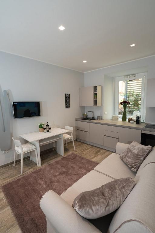 Laura Family Apartments - 5