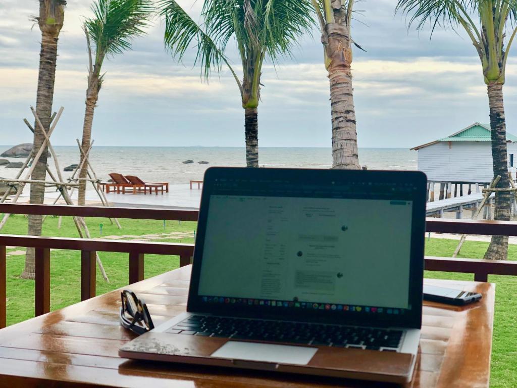 Shared lounge/TV area