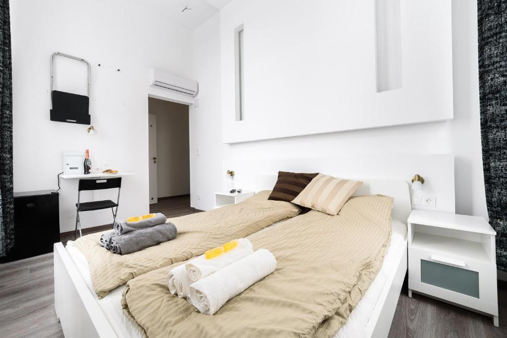 Double Room with Private Bathroom, Annabelle Downtown Apartments in Budapest
