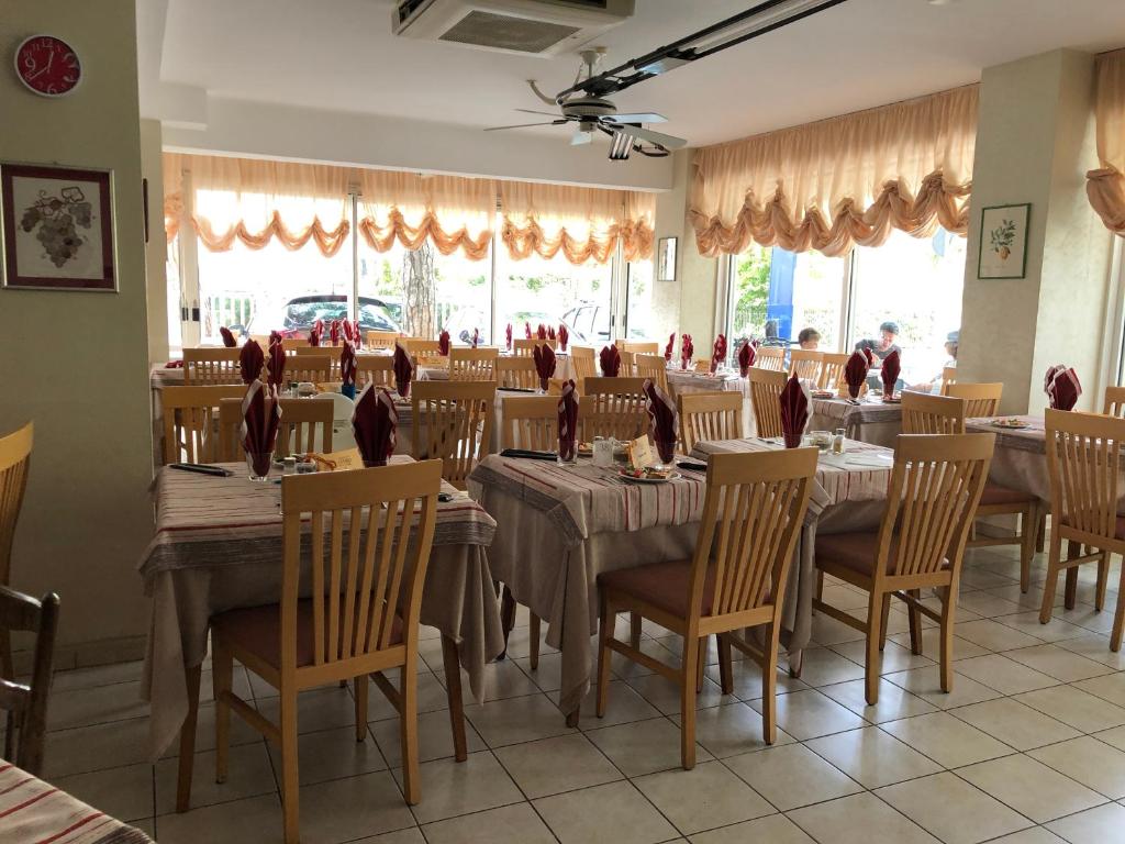 Hotel Canasta - 3