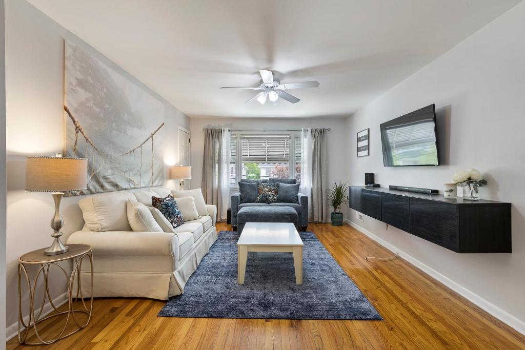 Close to NYC | King Bed | Free Parking, Bloomfield