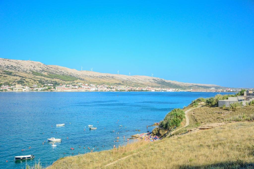 Apartmani prvi red do mora — Hotel in Pag